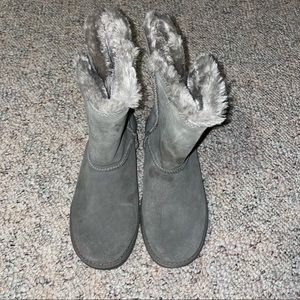 Gray LIKE NEW xhilaration fuzzy winter boots